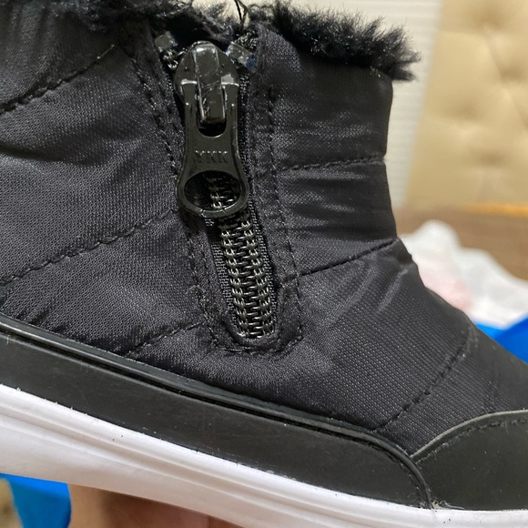 CAT & JACK Toddle Black Faux Fur lined Winter Boots with Zipper Sz 8 Kids Shoes - Picture 3 of 10